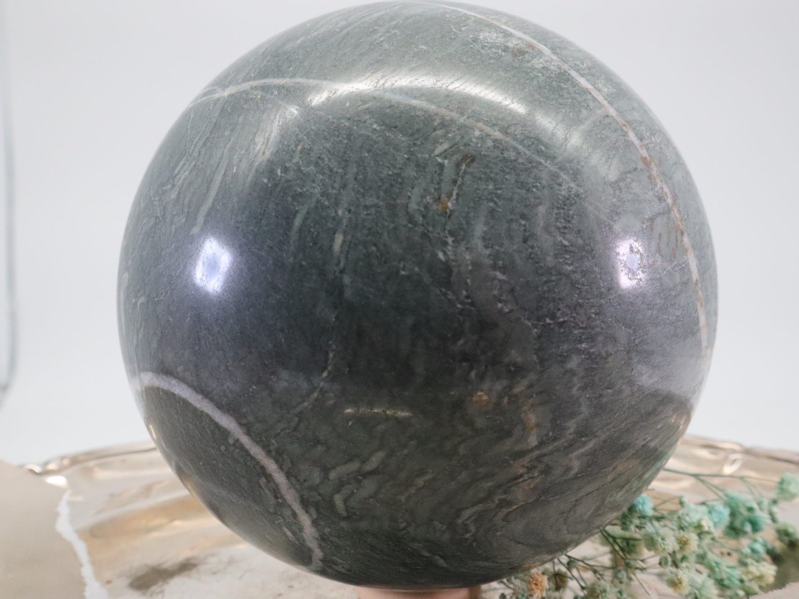 Große grüne Kalkstein Natursteinkugel aus der Kundlerklamm