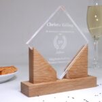 Moderner Acryl Award mit Holzsockel – personalisierbar & hochwertig