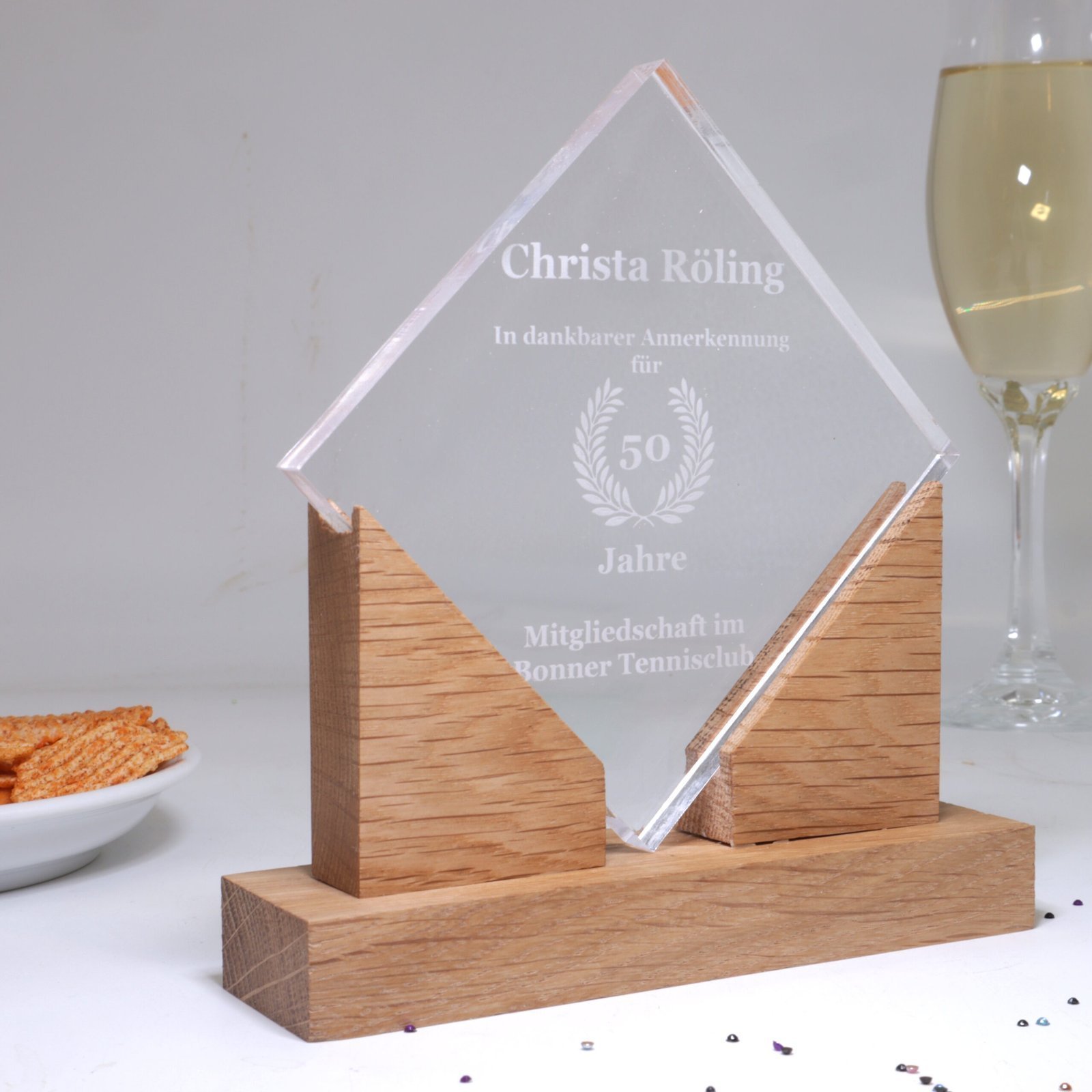 Moderner Acryl Award mit Holzsockel – personalisierbar & hochwertig