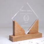 Moderner Acryl Award mit Holzsockel – personalisierbar & hochwertig – Bild 6