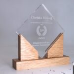 Moderner Acryl Award mit Holzsockel – personalisierbar & hochwertig – Bild 9