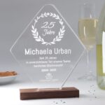 Design Acryl Award mit Nussbaum Holzsockel – personalisierbar & hochwertig – Bild 3