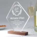Design Acryl Award mit Nussbaum Holzsockel – personalisierbar & hochwertig – Bild 4
