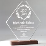 Design Acryl Award mit Nussbaum Holzsockel – personalisierbar & hochwertig – Bild 8