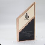 Personalisierte Trophäe aus Eichenholz mit Spiegel Acryl – Bild 6