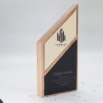 Personalisierte Trophäe aus Eichenholz mit Spiegel Acryl – Bild 5