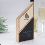 Personalisierte Trophäe aus Eichenholz mit Spiegel Acryl – Bild 2