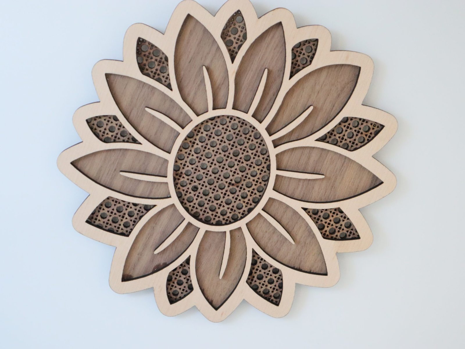 SONNENBLUME mit RATTAN Muster aus Nussbaum und Buche Sperrholz