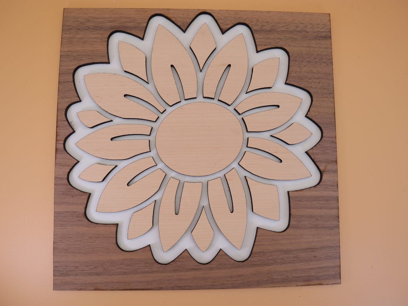 SONNENBLUME mit RATTAN Muster aus Nussbaum und Buche Sperrholz