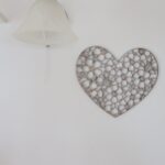 Wanddeko, Wandschild Herz aus Holz mit Ornament Blumen Muster – Bild 3