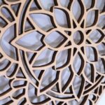 Wanddeko, Wandschild Herz aus Holz mit Blumen Ornament – Bild 5