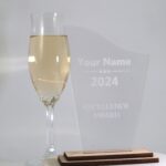 Personalisierter Award und Moderne edle Trophäe, Acryl mit Nussbaum Sockel – Bild 2