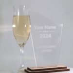 Personalisierter Award und Moderne edle Trophäe, Acryl mit Nussbaum Sockel