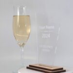 Personalisierter Award und Moderne edle Trophäe, Acryl mit Nussbaum Sockel – Bild 5