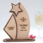 Moderne edle Trophäe, eigener Text oder Logo, aus wertvollem Nussbaum und feinem Ahorn - Personalisierte - Pokal - Auszeichnung - Elegant