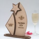 Moderne edle Trophäe, eigener Text oder Logo, aus wertvollem Nussbaum und feinem Ahorn - Personalisierte - Pokal - Auszeichnung - Elegant – Bild 3