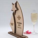 Moderne edle Trophäe, eigener Text oder Logo, aus wertvollem Nussbaum und feinem Ahorn - Personalisierte - Pokal - Auszeichnung - Elegant – Bild 4