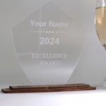 Moderne edle Trophäe Award, eigener Text oder Logo, Orden Medaille aus Nussbaum und Acryl - Personalisierter Pokal - Auszeichnung – Bild 3