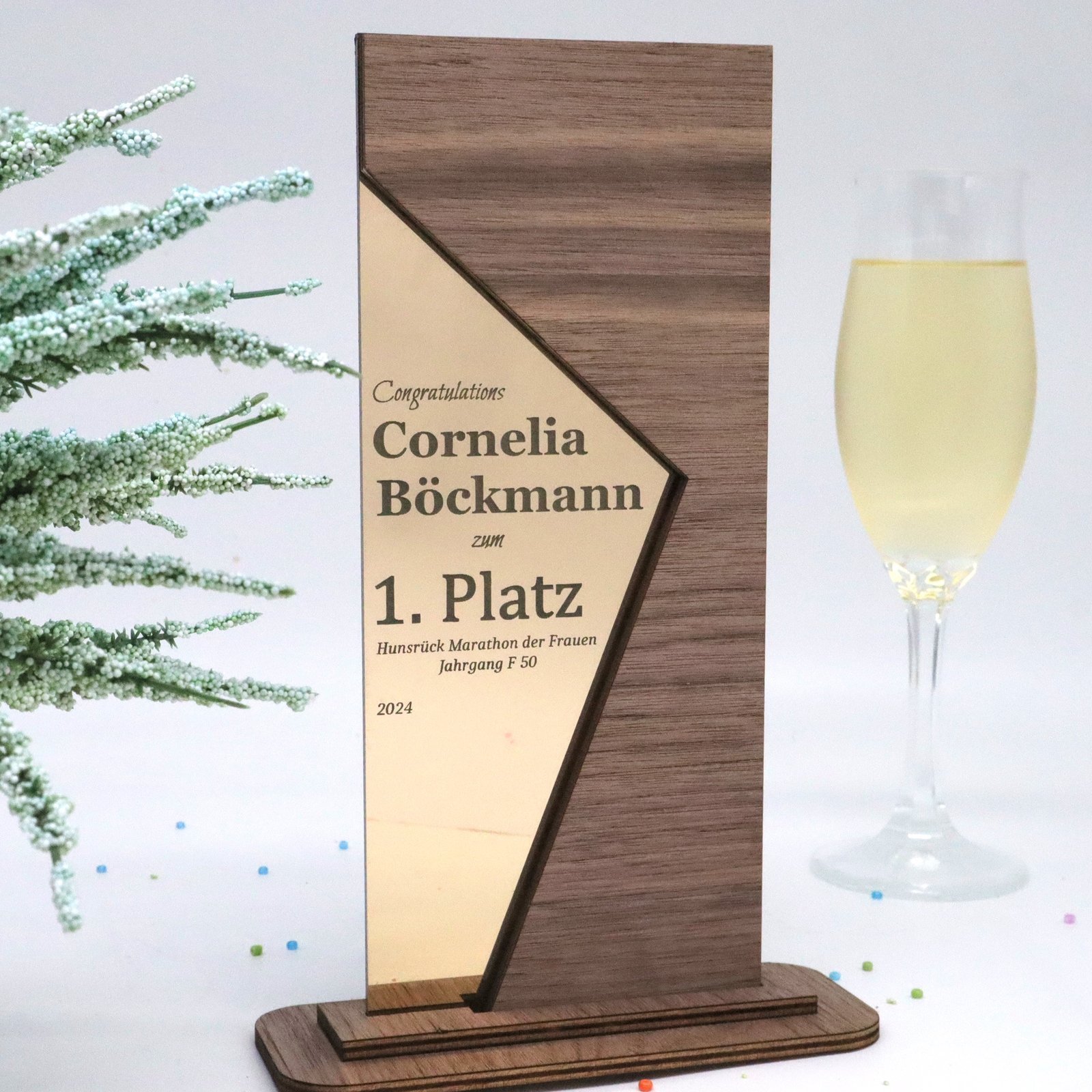 IMG_7763-2.jpg Personalisierte Trophäe aus Nussbaumholz mit Spiegel‑Acryl – Gravur, Logo oder Text – Moderner Pokal & Medaille – Elegante Auszeichnung – Bild 1