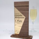 Personalisierte Trophäe aus Nussbaumholz mit Spiegel‑Acryl – Gravur, Logo oder Text – Moderner Pokal & Medaille – Elegante Auszeichnung – Bild 4