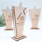 Moderner edler Holz-Award und Trophäe, eigener Text oder Logo – Bild 4