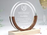 Repräsentativer runder Award, Trophäe, Auszeichnung aus Acrylglas und Nussbaum – Bild 3