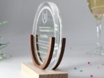 Repräsentativer runder Award, Trophäe, Auszeichnung aus Acrylglas und Nussbaum – Bild 5