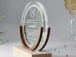 Repräsentativer runder Award, Trophäe, Auszeichnung aus Acrylglas und Nussbaum – Bild 6