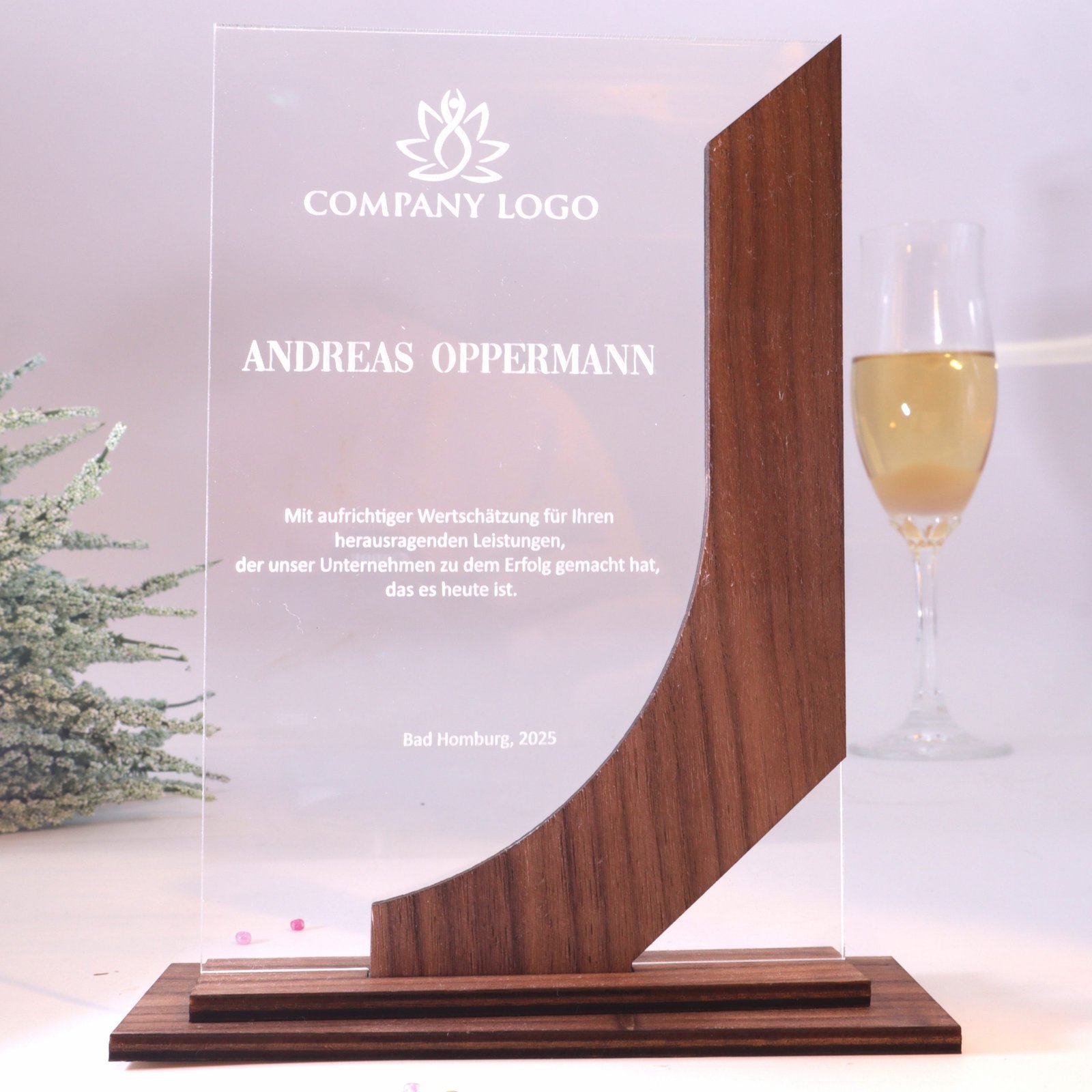 IMG_9896-scaled-1-2.jpg Personalisierter Award, Pokal und Trophäe, Acrylglas und Nussbaum – Bild 1