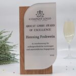 Personalisierter Pokal und Trophäe, massives Eichenholz und Acryl Plakette – Bild 4