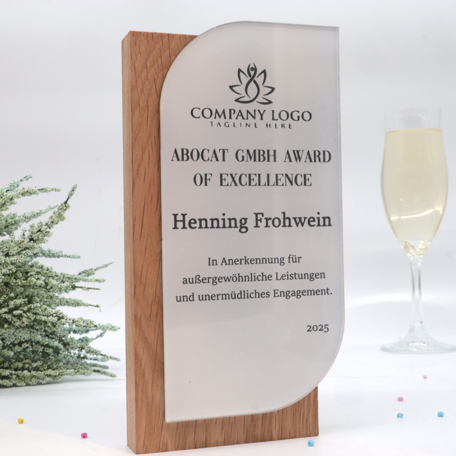 Personalisierter Pokal und Trophäe, massives Eichenholz und Acryl Plakette