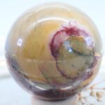 GROSSE MOOKAIT Edelsteinkugel 58 mm, Lila Gelb, schöne Maserung, hohe Qualität, Glänzend – Bild 3