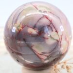 GROSSE MOOKAIT Edelsteinkugel 58 mm, Lila Gelb, schöne Maserung, hohe Qualität, Glänzend – Bild 9