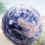 Sodalit Edelsteinkugel in Königsblau - hohe Qualität 60 mm – Bild 4