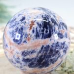 Sodalit Edelsteinkugel in Königsblau - hohe Qualität 60 mm – Bild 3