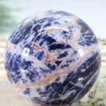 Sodalit Edelsteinkugel in Königsblau - hohe Qualität 60 mm